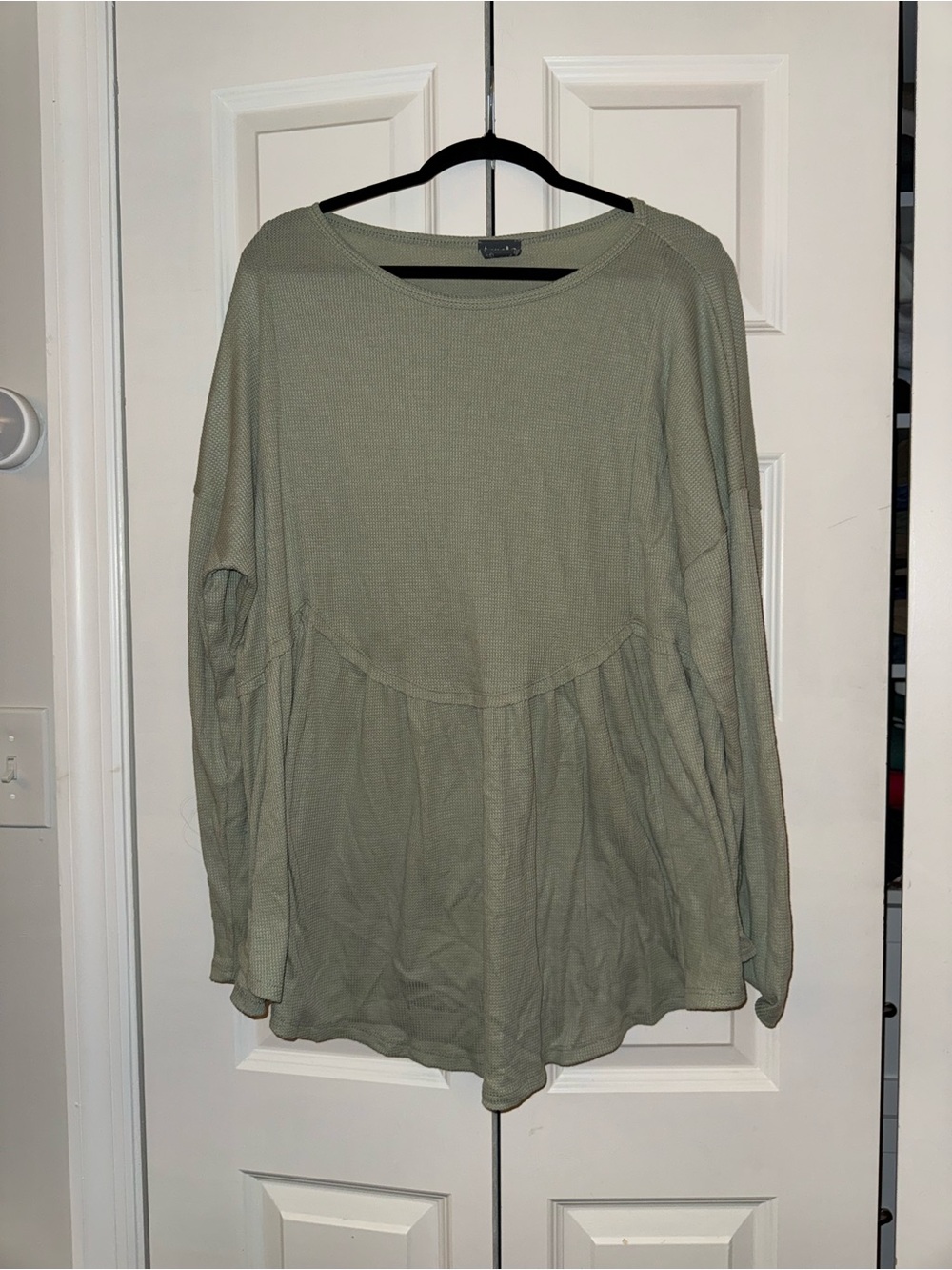ARULA Relaxed Scoop-Neck Knit Top in Sage Green